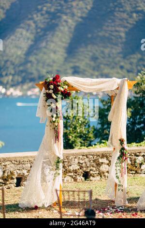 Arco di nozze sulla spiaggia. Arco in legno per la cerimonia di nozze Foto Stock