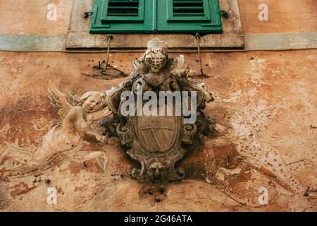 Classico bassorilievo esterno. Antica statua sulle pareti della o Foto Stock