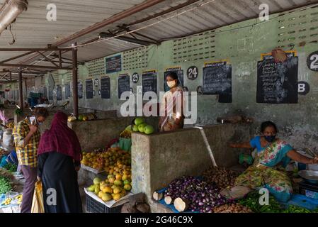 PONDICHERRY, INDIA - Giugno 2021: Mercato di frutta e verdura durante il blocco causato dalla corona. Foto Stock