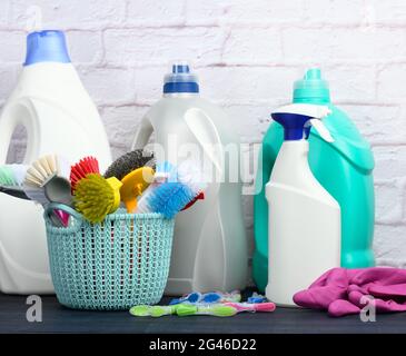 Cestello in plastica blu con spazzole, spugne e guanti in gomma per la pulizia Foto Stock