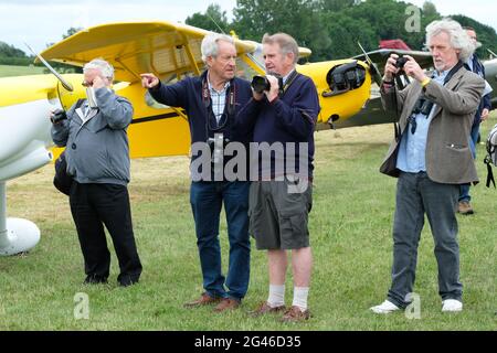 Turweston Airfield, Buckinghamshire, Regno Unito - Sabato 19 Giugno 2021 - piloti e appassionati di aviazione hanno la possibilità di partecipare al volo Air Britain al Turweston Airfield oggi in una giornata estiva. Foto mostra gli appassionati di aviazione che fotografano i molti aerei in visita. Photo Steven May / Alamy Live News Foto Stock