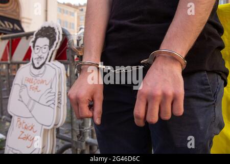 Roma, Italia. 18 Giugno 2021. Un attivista di Amnesty International Italia è ammanettato in solidarietà con Patrick Zaki (Foto di Matteo Nardone/Pacific Press/Sipa USA) Credit: Sipa USA/Alamy Live News Foto Stock