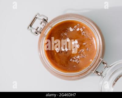 Caramello salato in vasetti di vetro, vista dall'alto. Primo piano Foto Stock