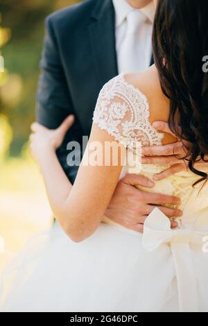 Lo sposo abbraccia la sposa nella foresta. Nozze in Montenegr Foto Stock