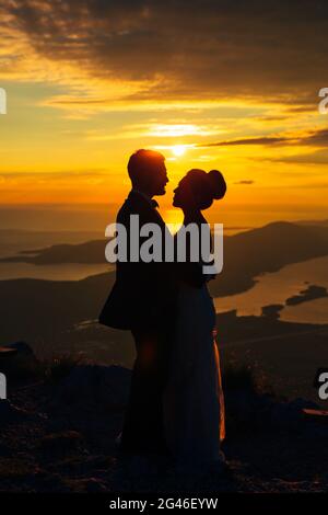 Sagome al tramonto sul monte Lovcen Foto Stock