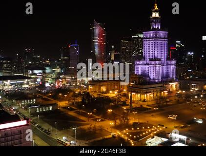 Varsavia, Polonia. Vista aerea della città di notte. Palazzo della Cultura e della scienza e grattacieli aziendali Foto Stock