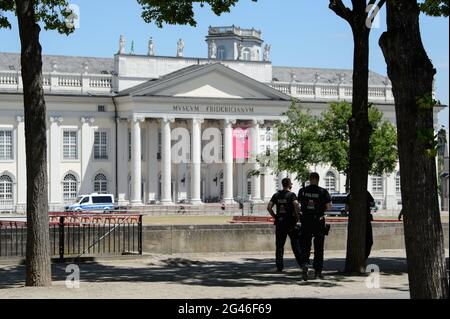 Kassel, Germania. 19 giugno 2021. Le forze di polizia si trovano nell'edificio del museo di Fridericianum nel centro di Kassel. Una manifestazione come quella del marzo 2020 contro le misure Corona è stata vietata dai tribunali. Credit: Swen Pförtner/dpa/Alamy Live News Foto Stock