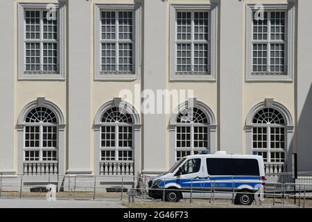 Kassel, Germania. 19 giugno 2021. Un veicolo di emergenza della polizia si trova presso l'edificio del museo Fridericianum nel centro di Kassel. Una manifestazione come quella del marzo 2020 contro le misure Corona è stata vietata dai tribunali. Credit: Swen Pförtner/dpa/Alamy Live News Foto Stock