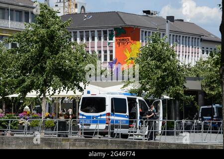 Kassel, Germania. 19 giugno 2021. Un veicolo di emergenza della polizia si trova presso la casa documenta quindici ruru nel centro di Kassel. Una manifestazione come quella del marzo 2020 contro le misure corona è stata vietata dai tribunali. Credit: Swen Pförtner/dpa/Alamy Live News Foto Stock