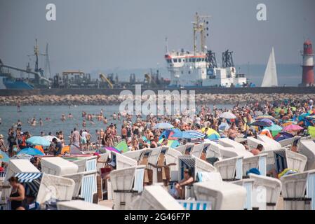 Rostock, Germania. 19 giugno 2021. I turisti soggiornano in spiaggia nel bel tempo soleggiato della mezza estate. Nel fine settimana del 19.06.20021 iniziano le vacanze estive a Meclemburgo-Vorpommern. Credit: Frank Hormann/dpa/Alamy Live News Foto Stock