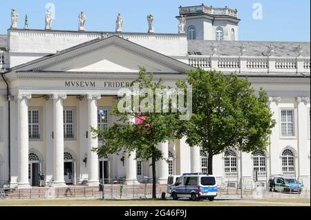 Kassel, Germania. 19 giugno 2021. I veicoli di emergenza della polizia si trovano nell'edificio del museo di Fridericianum nel centro di Kassel. Una manifestazione come quella del marzo 2020 contro le misure Corona è stata vietata dai tribunali. Credit: Swen Pförtner/dpa/Alamy Live News Foto Stock