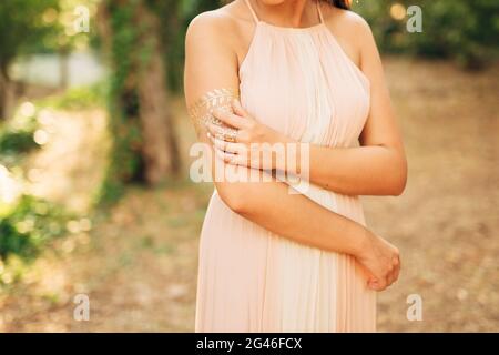 Mani femminili vicino fino all'aperto. Foto Stock