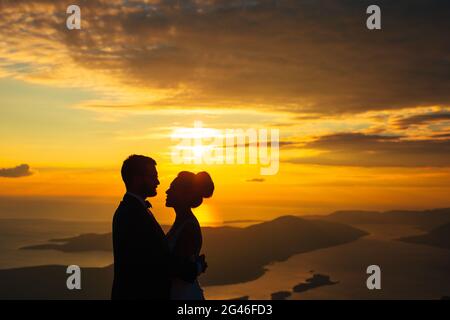 Sagome al tramonto sul monte Lovcen Foto Stock