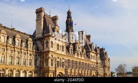 Hotel de Ville al tramonto. Il comune di Parigi Francia. Aprile 2019 Foto Stock