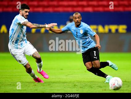 BRASILIA, BRASILE - GIUGNO 18: Nicolas De la Cruz dell'Uruguay compete per la palla con Rodrigo De Paul dell'Argentina, durante la partita tra Argentina e Uruguay come parte del Conmebol Copa America Brasile 2021 allo stadio Mane Garrincha il 18 giugno 2021 a Brasilia, Brasile. (Foto di MB Media) Foto Stock