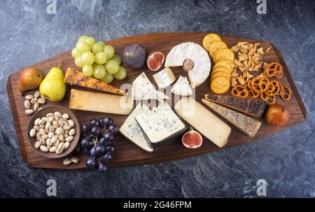 Piatto tradizionale in stile moderno con formaggio morbido Foto Stock