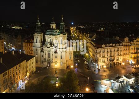 Vista panoramica notturna della grande chiesa di San Nicola nella Piazza della Città Vecchia di Praga, Repubblica Ceca Foto Stock