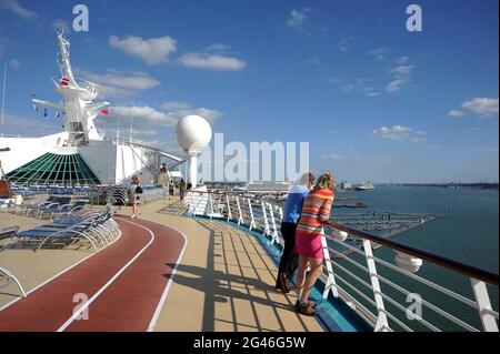 Su uno dei ponti superiori di "Adventure of the Seas" prima di lasciare Southampton. Foto Stock