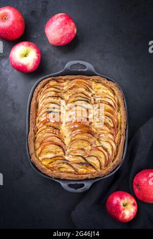 Tradizionale tarte francese di mele offerto come vista dall'alto su una padella di design in ghisa Foto Stock