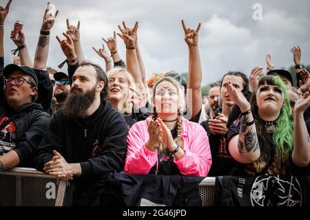 Donington Park, Leicestershire, Regno Unito. 19 giugno 2021. I fan del Muisc si divertiscono il secondo giorno del Download Pilot Festival, Regno Unito. Scarica il festival pilota. L'evento pilota è un festival di campeggio con 10,000 posti e fa parte della seconda fase del programma governativo di ricerca sugli eventi. Il primo festival del fine settimana completo con i campeggiatori nel Regno Unito dal blocco di marzo 2020. Tutti i presenti in loco avranno effettuato un test del flusso laterale prima dell'ingresso, hanno ricevuto un risultato negativo e avranno anche effettuato un test PCR. A tutti è permesso cantare, ballare e persino abbracciare senza una maschera o un allontanamento sociale. Credito: Andy Gallagh Foto Stock