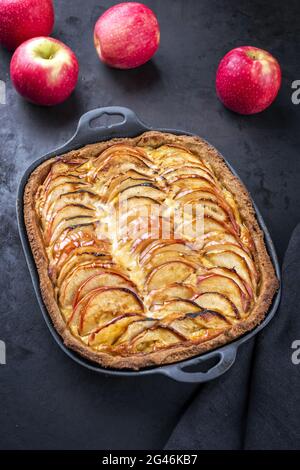 Tradizionale tarte francese di mele offerto come vista dall'alto su una padella di design in ghisa Foto Stock