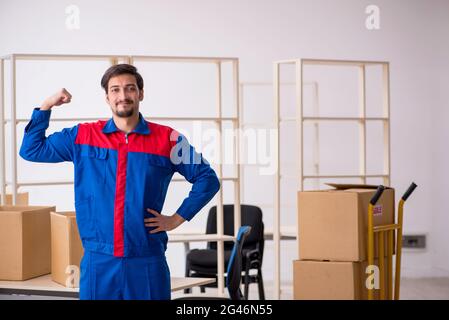 Giovane appaltatore in movimento concetto sul posto di lavoro Foto Stock