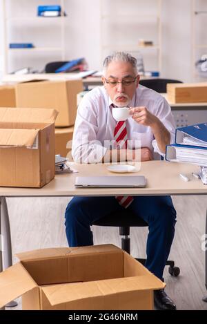 Vecchio dipendente in movimento Foto Stock