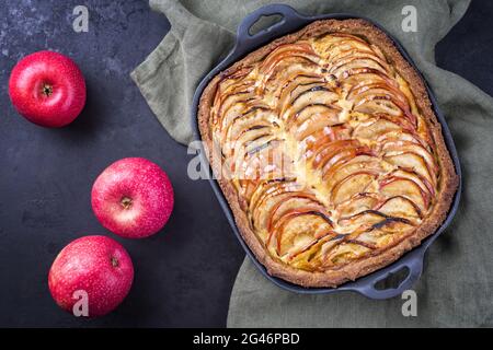Tradizionale tarte francese di mele offerto come vista dall'alto su una padella di design in ghisa Foto Stock