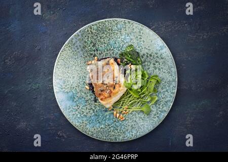 Filetto di merluzzo in pangrattato tradizionale in stile moderno con broccoli Foto Stock