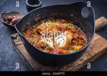 In stile moderno, i tradizionali involtini di vitello italiani cotti lentamente saltimbocca con verdure e olive in salsa piccante come close-u Foto Stock