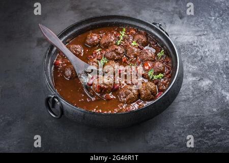 Polpette tradizionali americane di Tex Mex cotte lentamente peperoncino con mangia e fagioli in una salsa piccante offerta da vicino in un desi Foto Stock