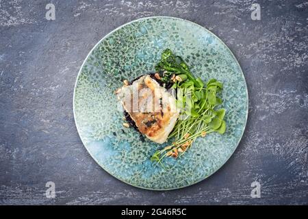 Filetto di merluzzo in pangrattato tradizionale in stile moderno con broccoli Foto Stock