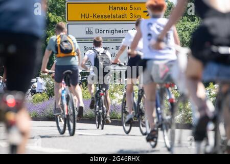 Maintal, Germania. 19 giugno 2021. I ciclisti si dirigono verso Hanau durante il raduno ciclistico "Star for Hanau" in memoria dell'attacco terroristico di destra. I ciclisti di molte comunità e città dell'Assia e della Baviera settentrionale partecipano al "Ride to Remember". Credit: Sebastian Gollnow/dpa/Alamy Live News Foto Stock