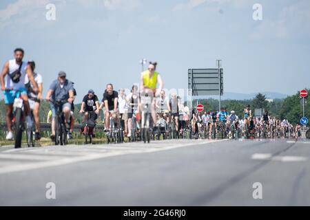 Maintal, Germania. 19 giugno 2021. I ciclisti si dirigono verso Hanau durante il raduno ciclistico "Star for Hanau" in memoria dell'attacco terroristico di destra. I ciclisti di molte comunità e città dell'Assia e della Baviera settentrionale partecipano al "Ride to Remember". Credit: Sebastian Gollnow/dpa/Alamy Live News Foto Stock