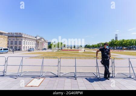 Kassel, Germania. 19 giugno 2021. Un poliziotto si trova alla barriera di Friedrichsplatz. Il Tribunale amministrativo ha vietato la manifestazione del Querdenker a Kassel. La polizia è in loco con un grande contingente e vuole far rispettare costantemente il divieto di assemblaggio. Sono state approvate contromodalazioni. Credit: Andreas Arnold/dpa/Alamy Live News Foto Stock