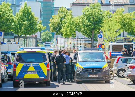 Kassel, Germania. 19 giugno 2021. Le forze di polizia stanno insieme alla barriera di Friedrichsplatz. La Corte amministrativa ha vietato la dimostrazione di pensatori laterali a Kassel. La polizia è in loco con un grande contingente e vuole far rispettare costantemente il divieto di assemblaggio. Sono state approvate contromodalazioni. Credit: Andreas Arnold/dpa/Alamy Live News Foto Stock