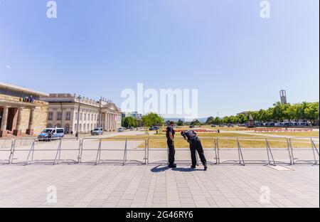 Kassel, Germania. 19 giugno 2021. Due poliziotti si trovano allo sbarramento di Friedrichsplatz. Il Tribunale amministrativo ha vietato la manifestazione del Querdenker a Kassel. La polizia è in loco con un grande contingente e vuole far rispettare costantemente il divieto di assemblaggio. Sono state approvate contromodalazioni. Credit: Andreas Arnold/dpa/Alamy Live News Foto Stock