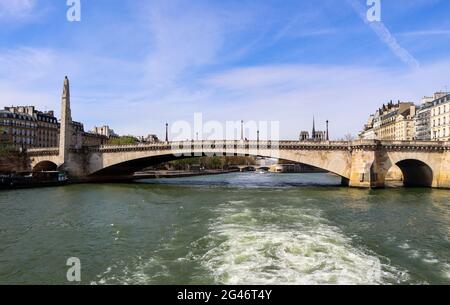 Ponte Pont de la Tournelle attraverso Fiume Senna e splendidi edifici storici di Parigi Francia. Aprile 2019 Foto Stock