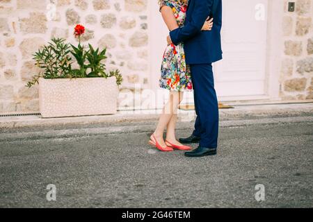 Maschi e femmine di piedi sul pavimento Foto Stock