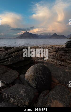 litorale roccioso e cuillins nero con cielo di tramonto all'isola di elgol di skye Foto Stock