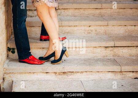 Coppie maschili e femminili in piedi d'amore Foto Stock