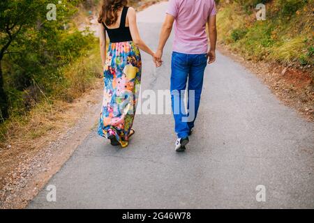 Maschi e femmine di piedi sul pavimento Foto Stock