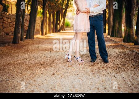 Maschi e femmine di piedi sul pavimento Foto Stock