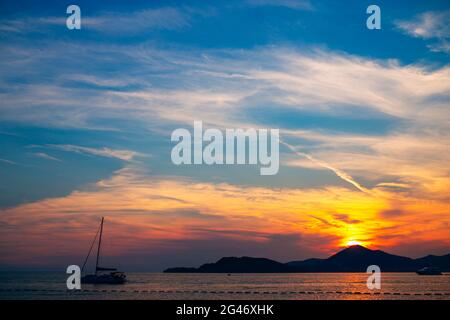 Tramonto in Montenegro oltre le montagne e il mare Foto Stock