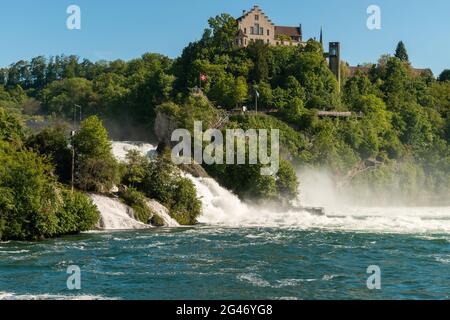 Le cascate del Reno sono le cascate più grandi d'Europa, situate vicino a Schaffhausen in Svizzera nel 28.5.2021 Foto Stock