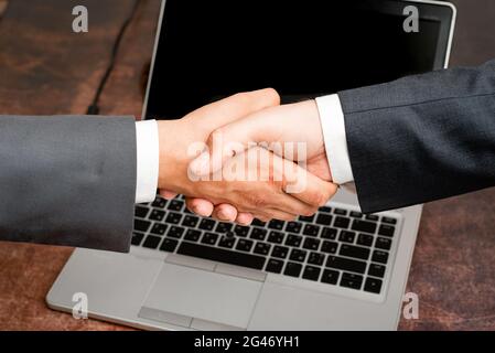 Uomini d'affari aziendali Handshake Indoors.Two persone professionalmente ben vestito gesturing togetherness.Working colleghi Partners Foto Stock