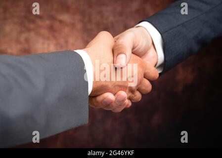 Uomini d'affari aziendali Handshake Indoors.Two persone professionalmente ben vestito gesturing togetherness.Working colleghi Partners Foto Stock