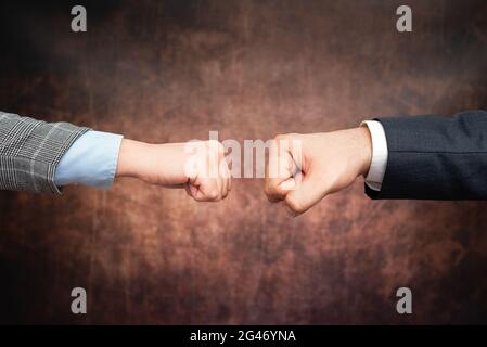 Uomini d'affari aziendali Handshake Indoors.Two persone professionalmente ben vestito gesturing togetherness.Working colleghi Partners Foto Stock