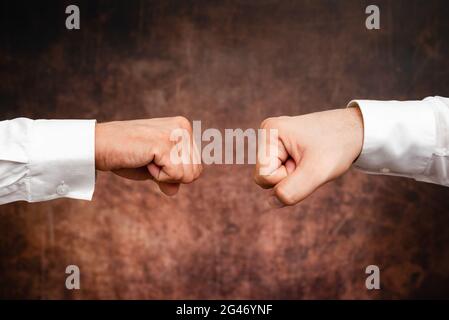 Uomini d'affari aziendali Handshake Indoors.Two persone professionalmente ben vestito gesturing togetherness.Working colleghi Partners Foto Stock