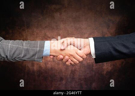 Uomini d'affari aziendali Handshake Indoors.Two persone professionalmente ben vestito gesturing togetherness.Working colleghi Partners Foto Stock